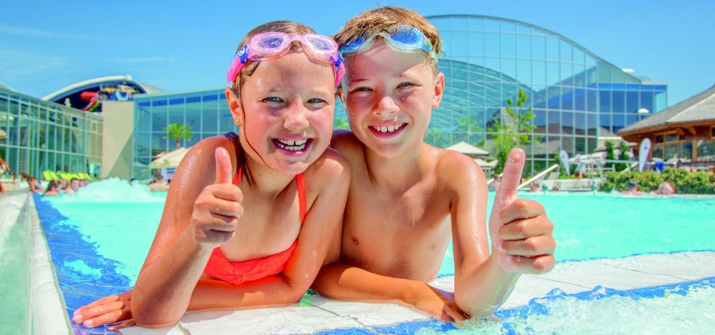 therme-erding_wellenbad_kinder-daumen-hoch